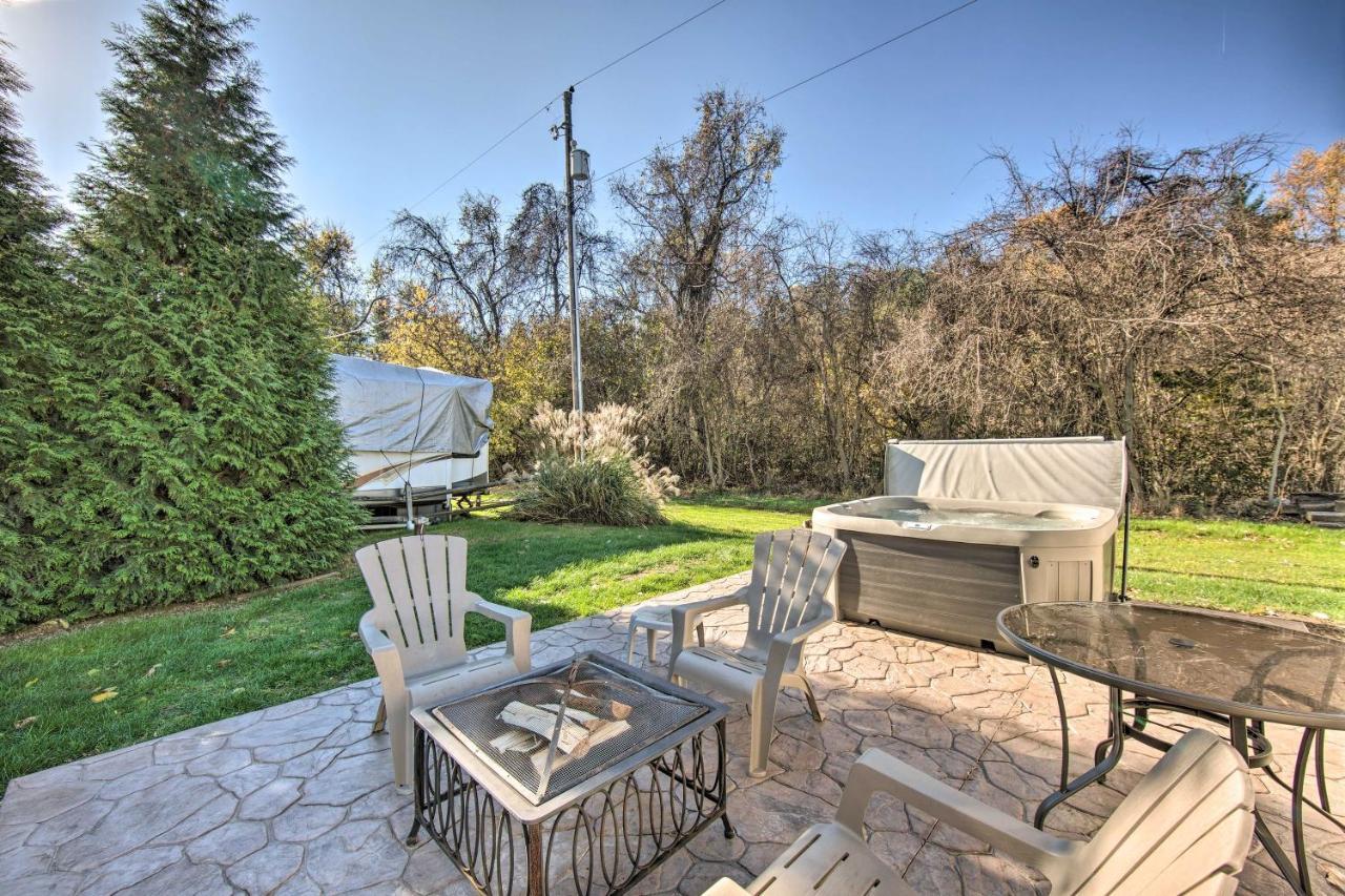 Cozy With Private Hot Tub! *