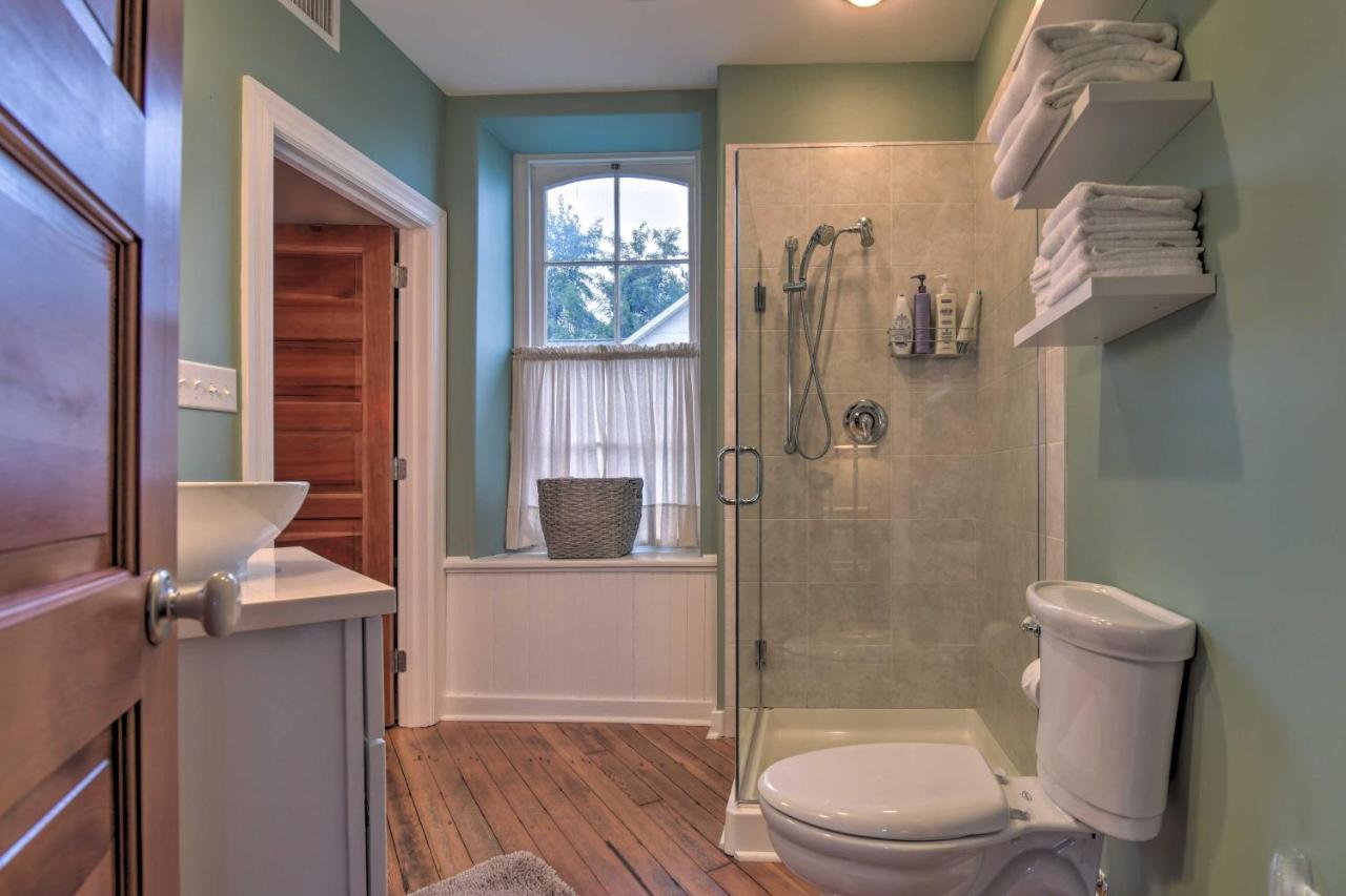 Cozy With Private Hot Tub!