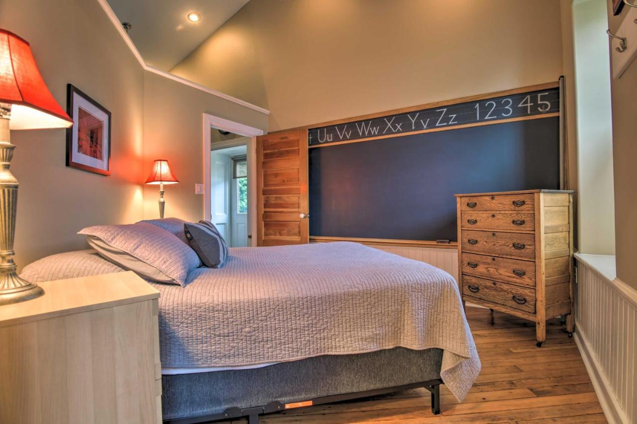 Cozy With Private Hot Tub! *